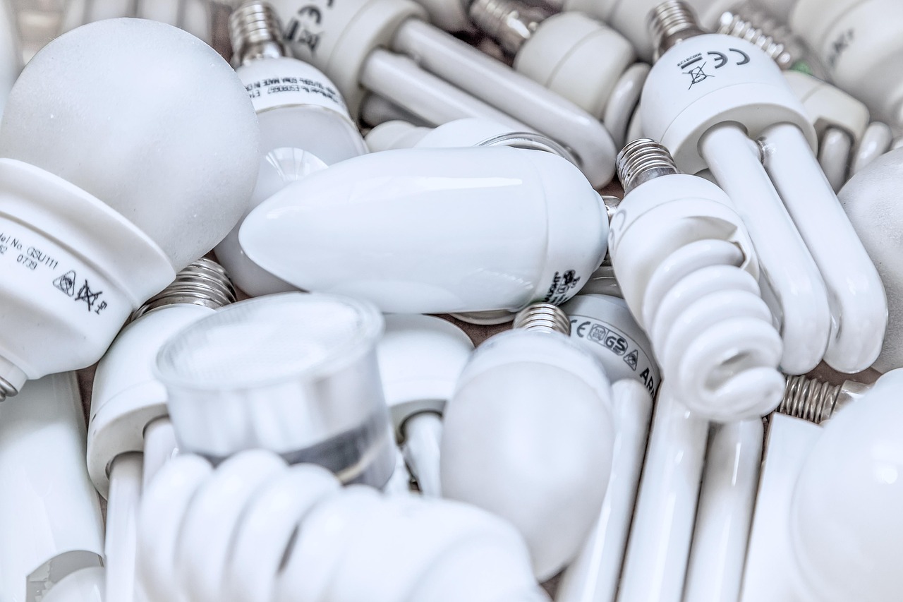 Compostbak met organische resten in de keuken. Compostbak met organische resten in de keuken.