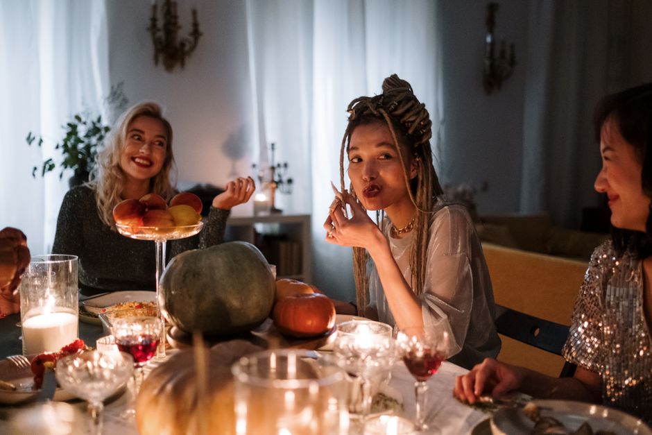 Feestelijke tafel met pompoenen en bladeren. Feestelijke tafel met pompoenen en bladeren.